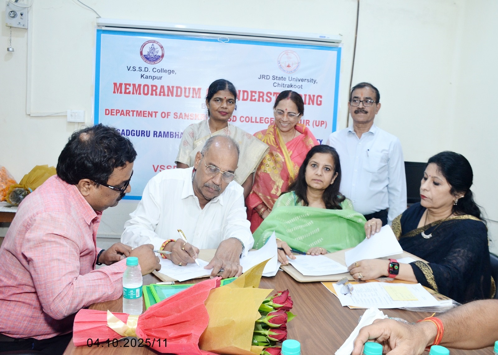 वी. एस.एस.डी.काॅलेज,कानपुर में दिनांक-04.10.2025 को संस्कृत-विभाग और जगद्गुरु-रामभद्राचार्य-दिव्यांग-राज्य-विश्वविद्यालय,चित्रकूट,उत्तर-प्रदेश के मध्य एक ‘समझौता-ज्ञापन'(MOU) हुआ।