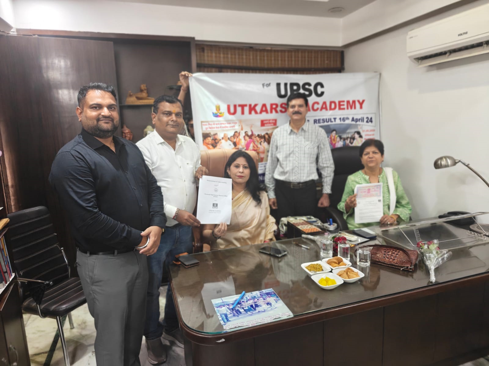 उत्त्तर प्रदेश की प्रतिष्ठित सिविल सर्विसेज एवं अन्य कैरियर उन्मुखी प्रतियोगी परीक्षाओं की तैयारी कराने वाली संस्था उत्कर्ष अकेडमी स्वरूप नगर कानपुर के साथ रक्षा एवं स्ट्रैटैजिक अध्ययन विभाग वी.एस.एस डी कॉलेज कानपुर ने महाविद्यालय के छात्र-छात्राओं के कैरियर के हितार्थ एम.ओ.यू. पर दिनांक 30.05.2026 को हस्ताक्षर किए गए।