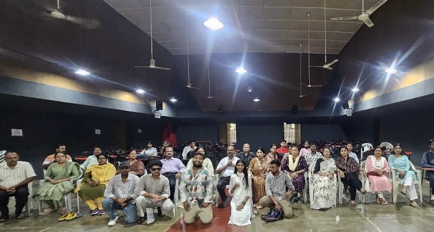 सीएसजेएम विश्वविद्यालय द्वारा संचालित नशामुक्ति अभियान पखवाड़े के अंतर्गत दिनांक 05 अगस्त 2026 को दोपहर 12:30 बजे विक्रमाजीत सिंह सनातन धर्म कॉलेज, कानपुर के प्रार्थना हॉल में एक प्रेरणादायक नाटक का मंचन किया गया।